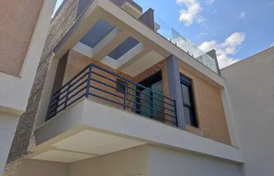 Sobrado triplex em condomínio com 3 quartos, sendo 1 suite e 3 vagas - bacacheri