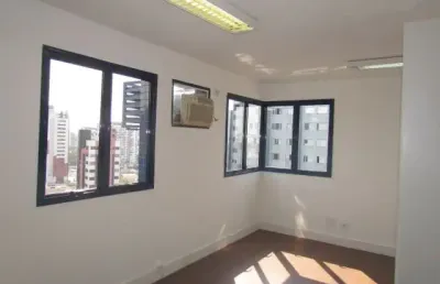 Excelente sala comercial na região da saúde para locação.