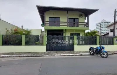 Ampla casa apenas 200 metros do mar no centro de navegantes - sc