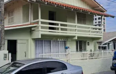 Casa á poucos metros do mar no gravatá de navegantes/sc