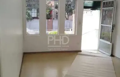 Casa para locação no rudge ramos – 140m² | 2 quartos | 4 vagas | salão no piso inferior