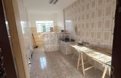 Prédio com 332 m² de área total, mais ou menos uns 750 m² de área construída.