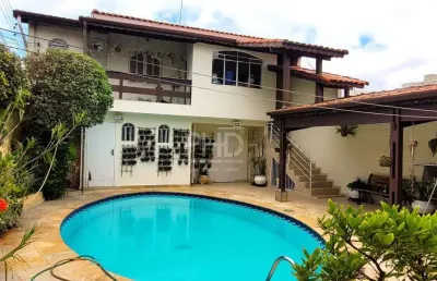 Casa térrea à venda, com 230m², 3 quartos, 1 suíte, 5 banheiros, área gourmet, piscina, 4 vagas, bairro nova petrópolis, são bernardo do campo