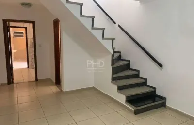 Sobrado com 2 dorms (1 c/ sacada), 2 vagas, edícula e 3 banheiros – espaçoso e bem localizado!