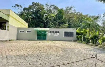 Galpão em gaspar com 8 vagas de garagem e banheiros masculino e feminino.