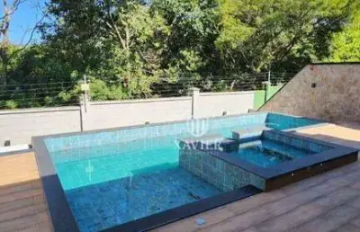 Casa térrea com vista para a mata – 4 suítes e piscina!