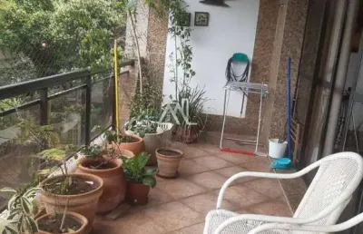 Ótimo apartamento, com varanda e 2 vagas de garagem, 3 quartos, sendo 1 suíte.