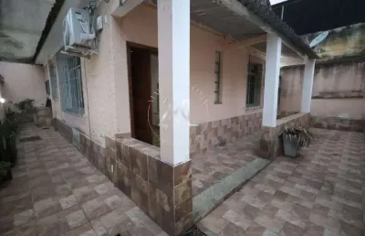 Excelente casa, 2 quartos, móveis planejados, box blindex e área externa