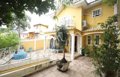 Excelente casa em condomínio fechado, 3 quartos, sendo uma suíte, área externa, área gourmet e vaga.