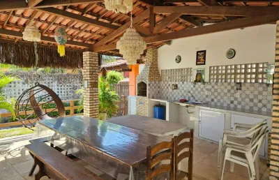 Duplex em flecheira com porteira fechada a poucos metros da praia.
