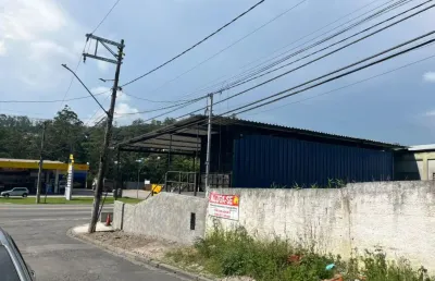 Aluga-se terreno comercial localizado na rodovia índio tibiriçá, na cidade de ribeirão pires. o terreno possui 700 metros quadrados, é plano, murado e cercado, contando com água e luz.