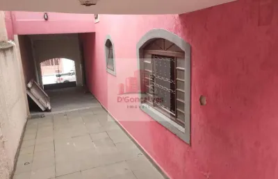 Sobrado grande, com três dormitórios sendo uma suíte. vaga para 3 carros. imóvel precisa de reforma. nos fundos casa com dois dormitórios, sala, cozinha e dois banheiros.