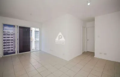 Apartamento sala com varanda 2 quartos 1 vaga centro.