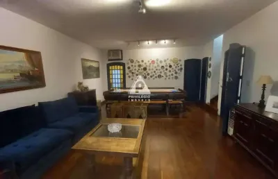 Casa triplex, 7 quartos, 4 suítes, 3 banheiros, sala em dois ambientes, 2 vagas tijuca
