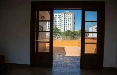 Casa triplex, com churrasqueira e uma edícula, vaga para 2 carros