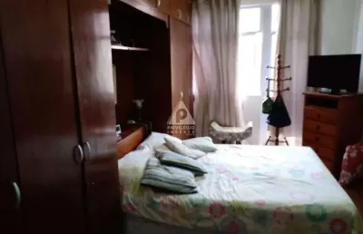Apartamento de 2 quartos á venda, com sacada, em excelente localizaçaõ, no largo do verdun,