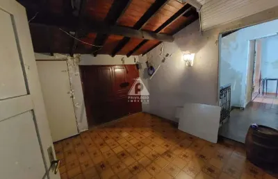 Apartamento tipo casa, 4 quartos, 3 banheiros, 2 cozinhas, despensa, área coberta.