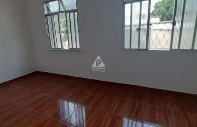 Vendo casa com 4 quartos, varandão e 180 m² com garagem.
