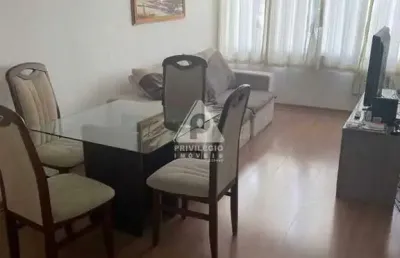 Vendo apartamento 2 quartos, com 66 m², dependencias completa.