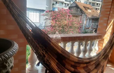 Casa de 3 quartos com churrasqueira e terraço, em rua charmosa e bucólica, com segurança 24 horas.