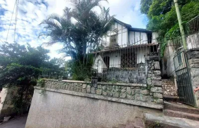 Casa de rua com 3 quartos. em rua sem saída e tranquila. próximo ao comércio e metrô da saens pena