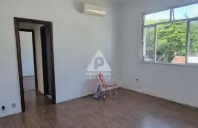 Excelente apartamento de 2 quartos, em rua tranquila com cancela particular.