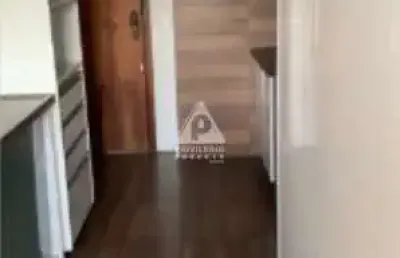 Conforto e praticidade na tijuca – 2 quartos com suíte e dependências!