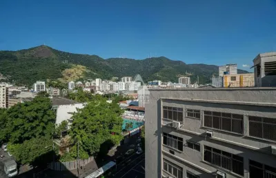 Descubra a combinação perfeita entre espaço, conforto e comodidade neste amplo apartamento de 130m², em frente ao tijuca tênis clube e a 280 metros da