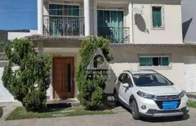 Cada duplex , 3 suites ,churrasqueira, piscina , 4 vagas de garagem