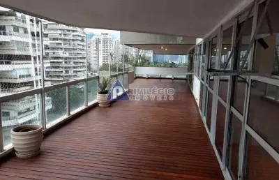 Excepcional apartamento na barra da tijuca, com 4 quartos, sendo um, suíte com closet. são 4 vagas na escritura!