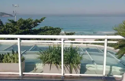 Cobertura duplex de frente para o mar no exclusivo condomínio lanai