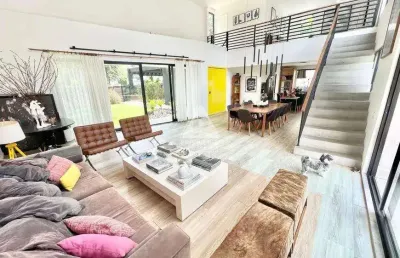 Casa duplex, 5 quartos, 5 suítes, 4 vagas de garagem em condomínio no itanhangá
