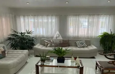 Casa triplex em condomínio, com 4 quartos, sendo 3 suítes(1master), piscina - barra da tijuca