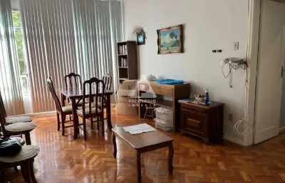 Em botafogo! excelente apartamento de 2 quartos com sala ampla e dependências completas.