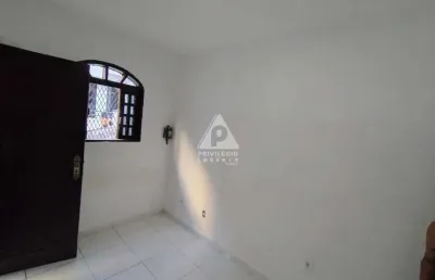 2 casas,1 kitnet, 1 vaga de garagem e terraço à venda no catete