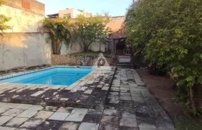 Excelente casa na ilha do governador! 4 quartos, 5 banheiros, 3 vagas, com piscina e uma grande área de lazer!