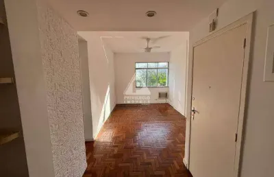 2 quartos (1 suíte) com sala ampla e 3 banheiros em excelente localização com vista para a lagoa