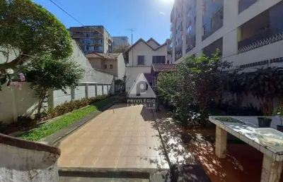 Jardim botânico, casa com 3 quartos, lavanderia, quintal, canil, garagem para 7 carros.