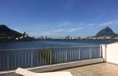 Cobertura linear, com vista indevassada total para lagoa.