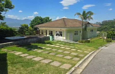 Casa reformada no quintas do pontal com 4 suítes, hidromassagem e vista para o verde