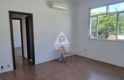 Excelente apartamento de 2 quartos, em rua tranquila com cancela particular.
