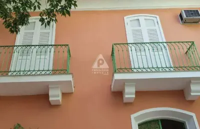 Casarão na urca de 5 quartos com espaço para 2 carros, não tombada!!!!