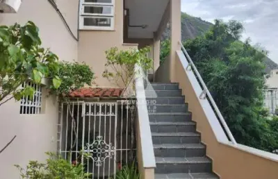 Longe do tumulto. rua emilio berla. entrada de pedestres pela rua pompeu loureiro.