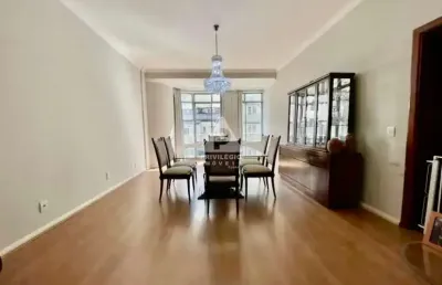 Apartamento amplo todo reformado em localização privilegiada, 3 quartos com suíte, closet e vaga de garagem à venda em copacabana.