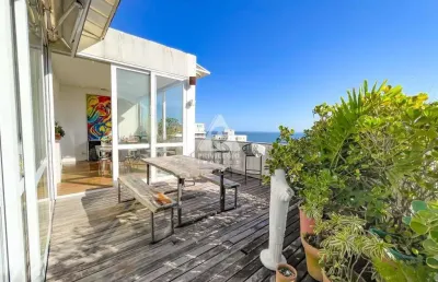 Cobertura duplex de 3 quartos com 2 vagas e vista mar, no posto 6.