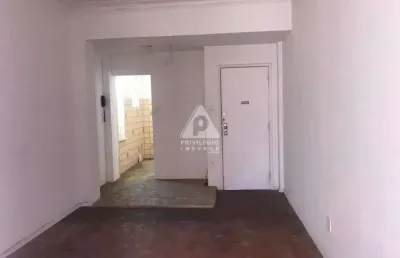 Copacabana - quarto e sala em rua nobre na quadra da praia