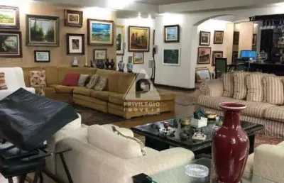 Magnífico apartamento com aproximadamente 300m², na quadra da praia