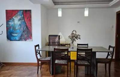 Apartamento de dois quartos com suíte, de frente, andar alto e vaga de garagem.
