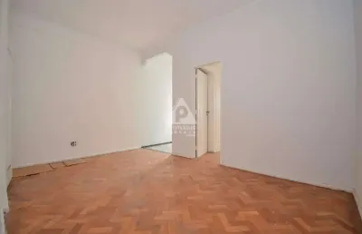 Quarto e sala com dependências completas em copacabana - rj