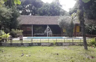 Excelente casa em amplo terreno na ilha primeira, ótimo estado, salão amplo com girau, varandão, 3 quartos + quarto de hóspede